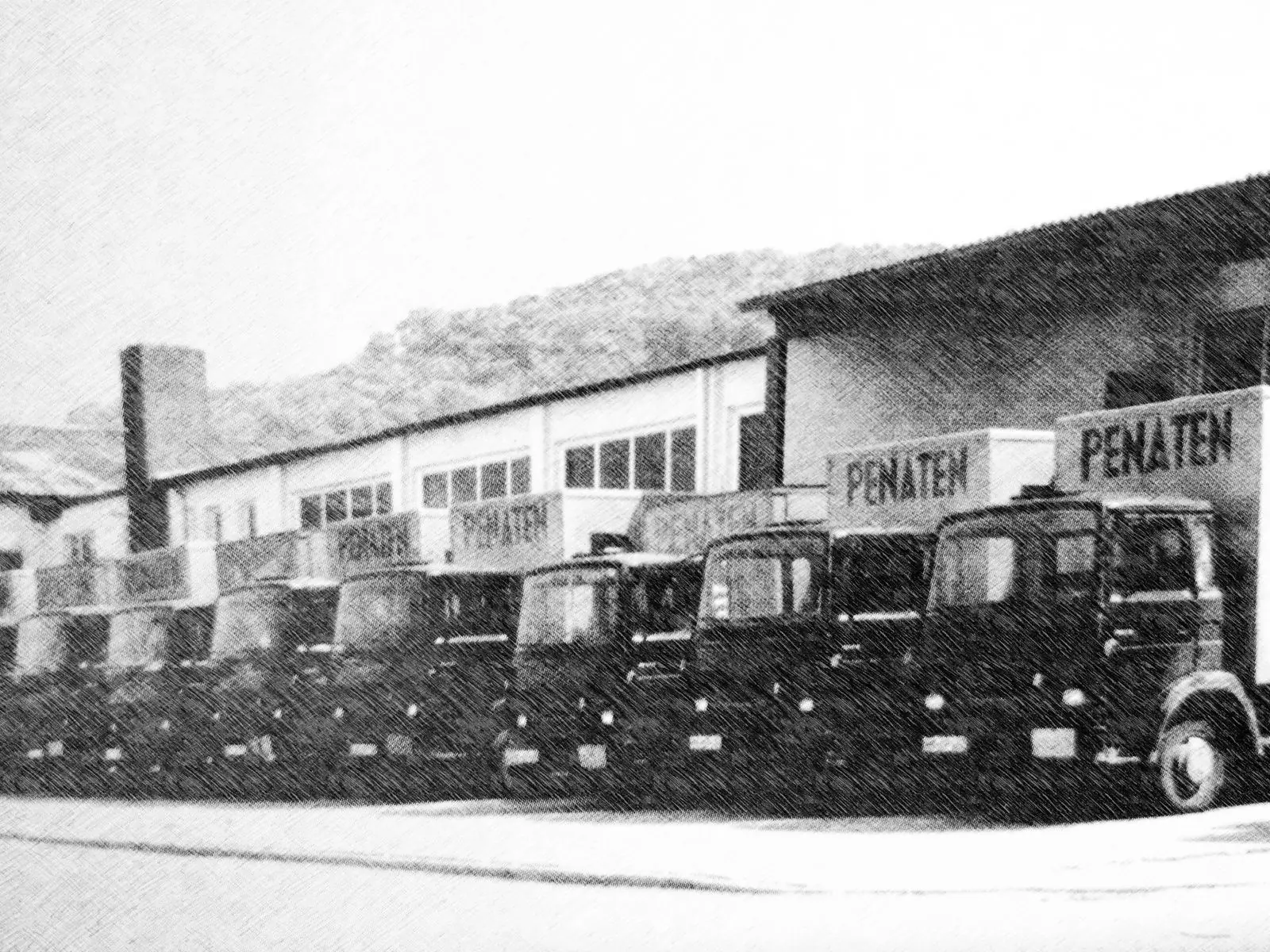 Historische Aufnahme: Lkw-Flotte mit Penaten-Aufschrift vor dem DMV-Lager