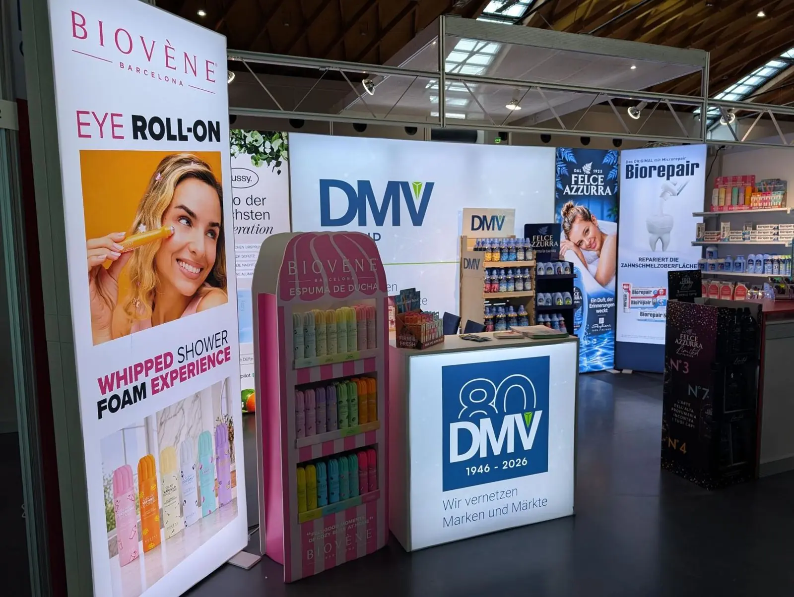 Messestand der DMV Group im September 2026